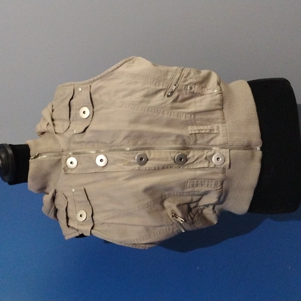 Vest - Picture 5 of 12
